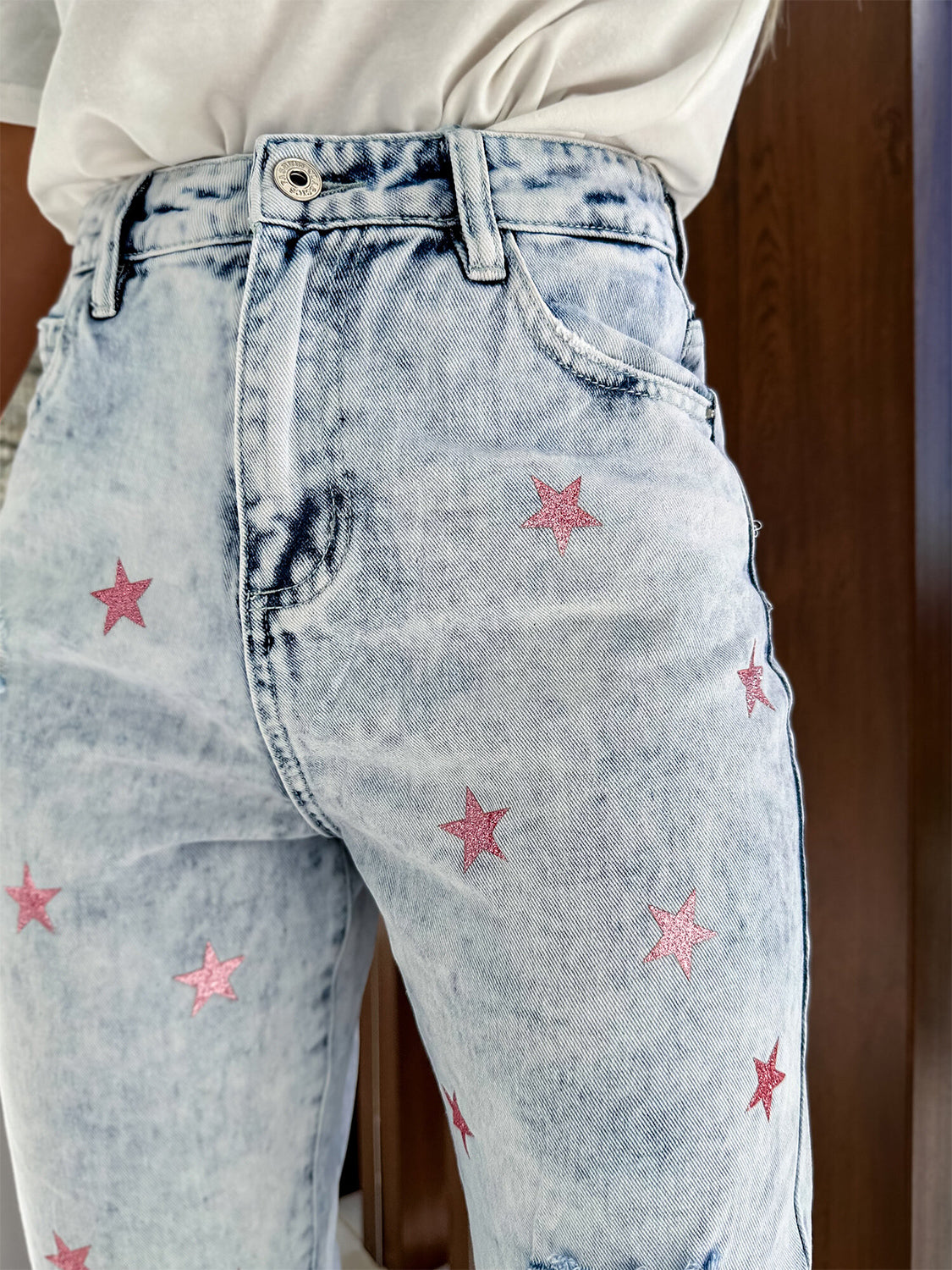 Distressed Star Straight Jeans with Pockets 