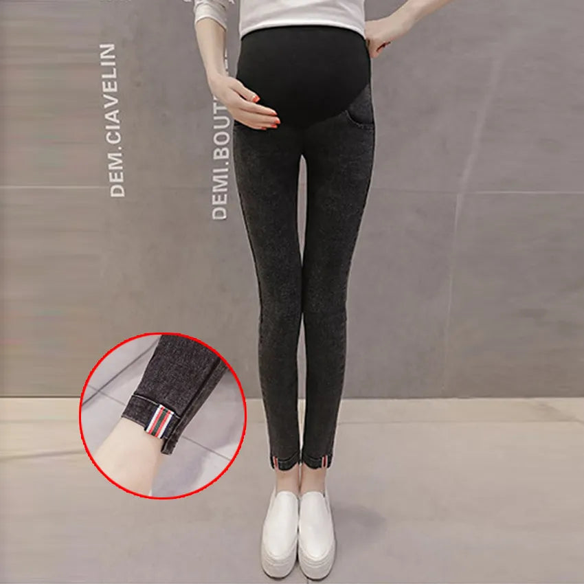 Denim Elegance: Maternity Jeans for Stylish Pregnancy and Nursing Comfort 