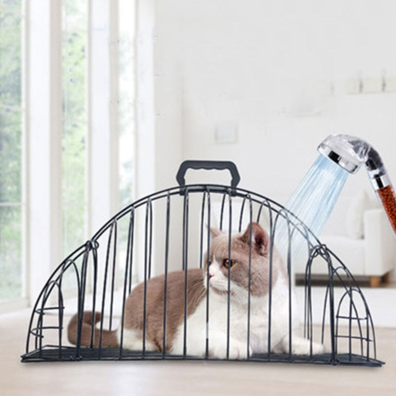 Cats Use A Bath And Transport Cage To Prevent Scratching 