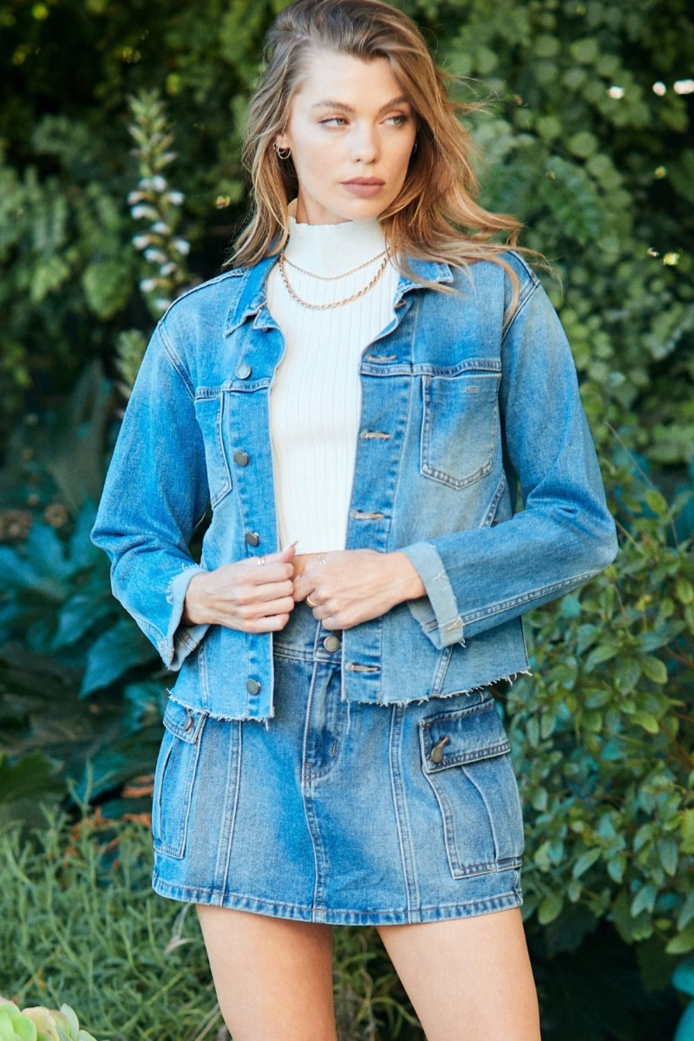 Veveret Button Up Raw Hem Denim Jacket 